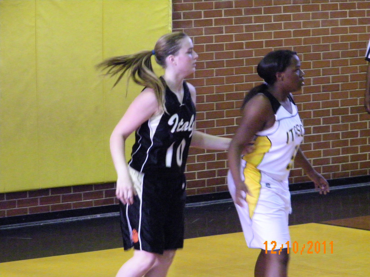 Image: Madison Washington(10) twisted her ankle early in the contest against Maypearl and was unable to come back into that game.  She went on to play in the Itasca game and made huge defensive plays with 4 blocks and 8 rebounds.  "Madd-dog" also scored 7 points.