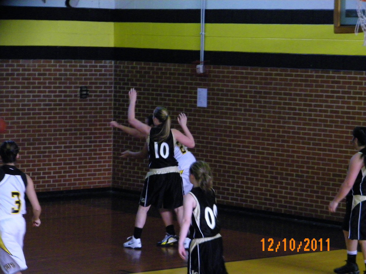 Image: Washington(10) has the Itasca post player covered up.  Tara Wallis(00) and Monserat Figeuroa (far right in image) prepare for Itasca’s next move.