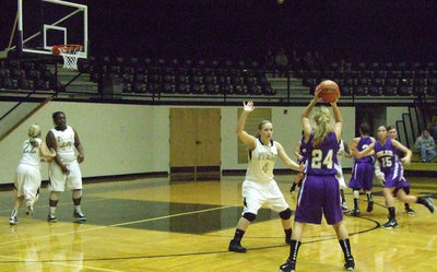 Image: Tolar’s #24 Knapp looks for help from her fellow Rattlers.