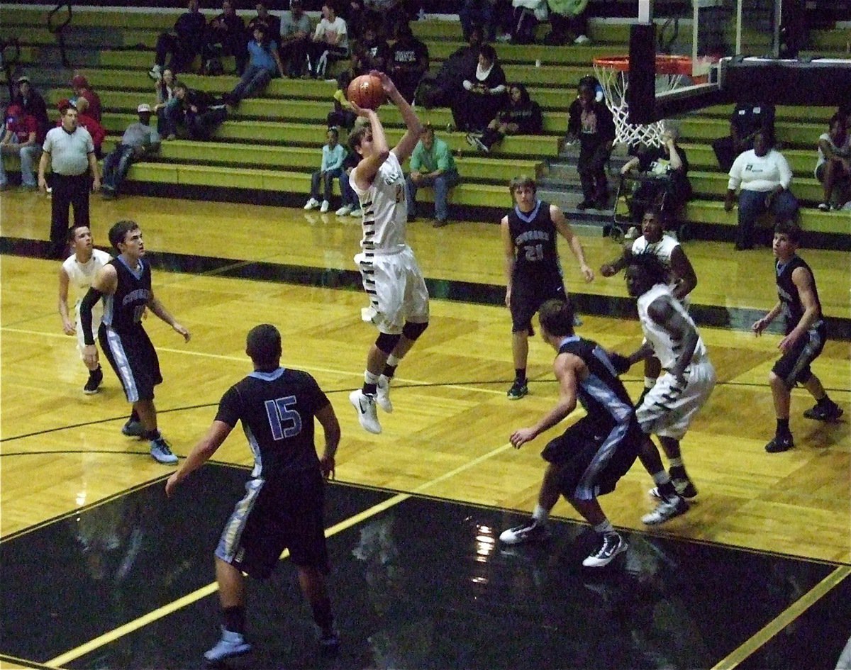 Image: Italy’s Cole Hopkins(21) rises for 2-points against Waco Reicher.