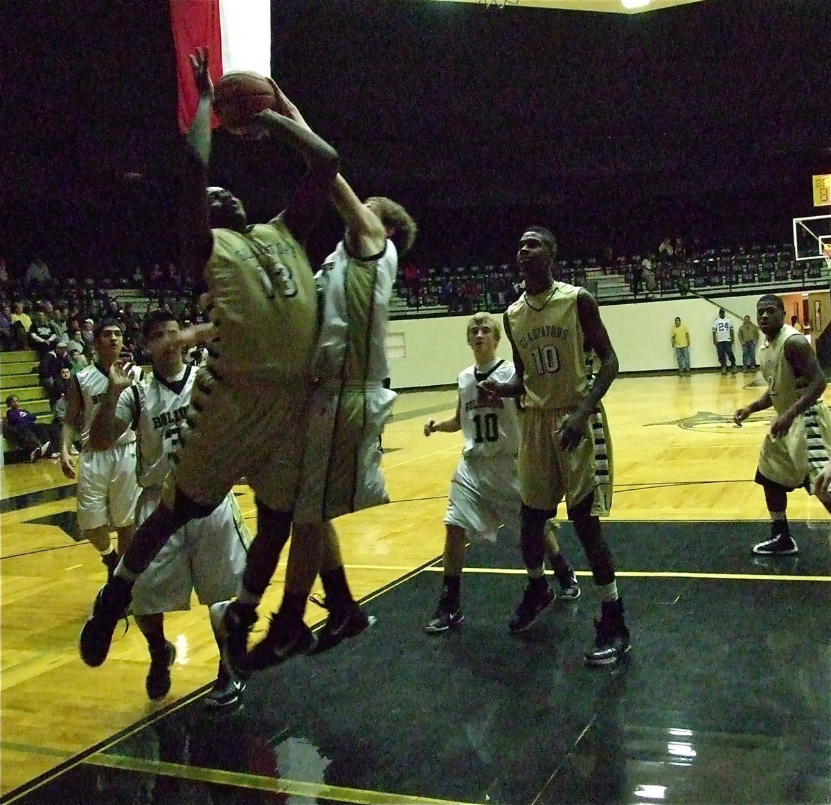 Image: Italy’s Larry Mayberry, Jr.(23) draws contact from a Palmer defender.