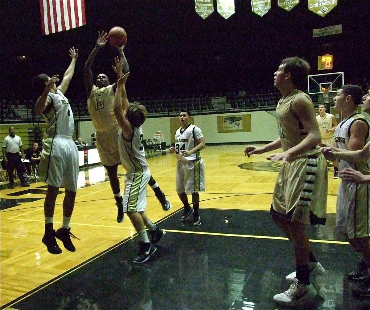 Image: Italy’s Larry Mayberry, Jr.(13) scores against Palmer.