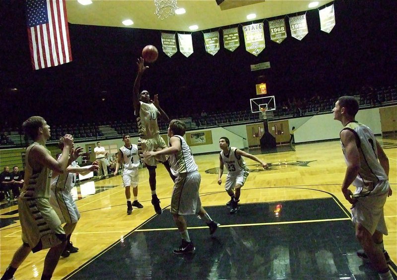 Image: Italy’s Devonta Simmons(10) floats in a basket over the Bulldogs.