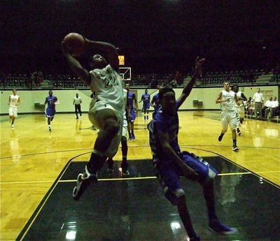 Image: Italy’s Jalarnce Lewis(22) takes it to the rack against Connally.