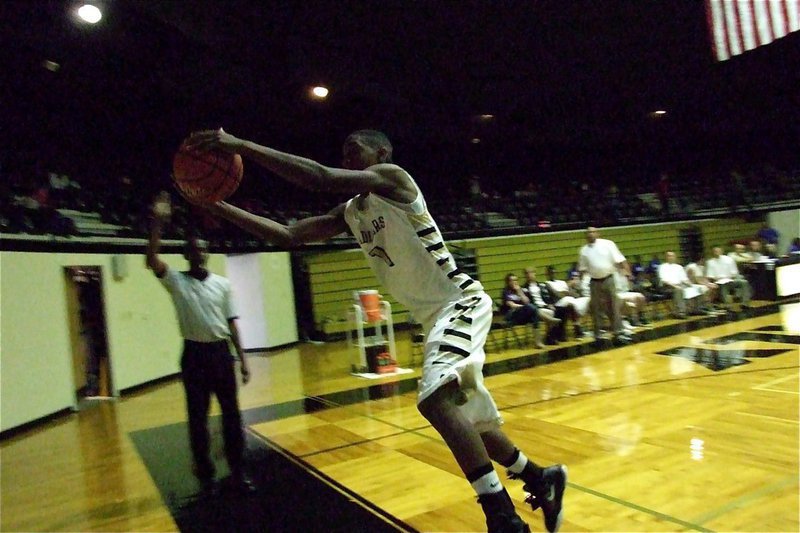 Image: Trevon Robertson(1) doesn’t give up on a ball going out-of-bounds.