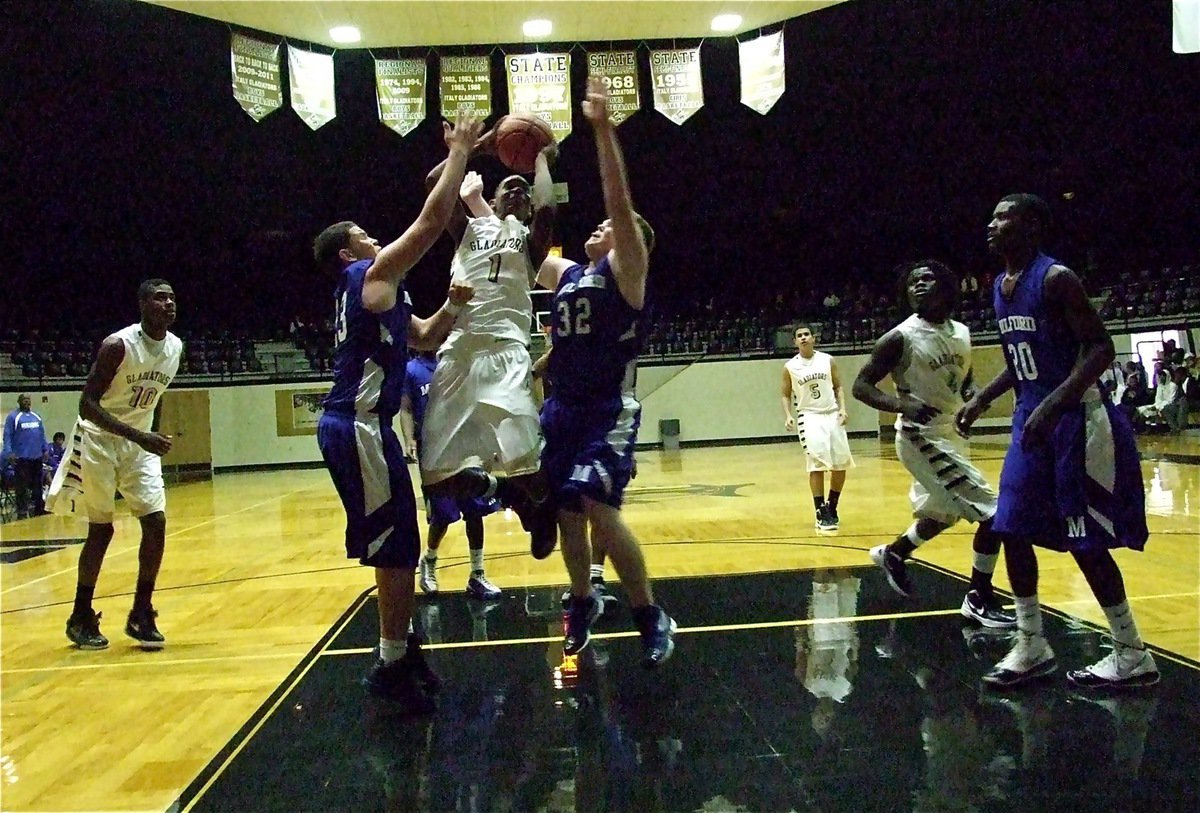 Image: Trevon Robertson(1) squeezes between a pair of Bulldog defenders.