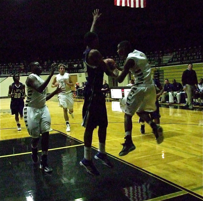 Image: Italy’s Trevon Robertson(1) spins and passes to teammate Larry Mayberry, Jr.(13) who trailed the play.