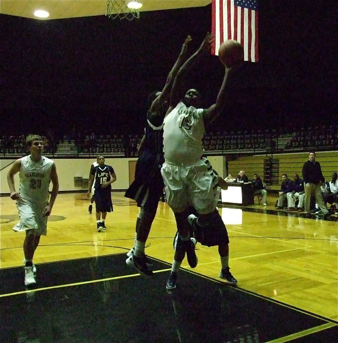 Image: Larry Mayberry, Jr.(13) scores down low against Red Oak Life Oak Cliff.