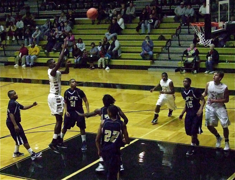 Image: Devonta Simmons(10) helps increase Italy’s lead against Red Oak Life Oak Cliff.