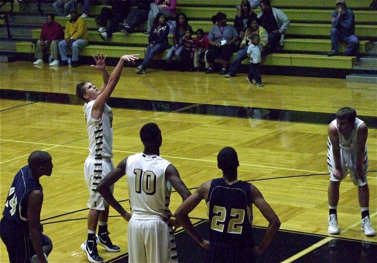 Image: Italy’s Jase Holden(3) knocks down a free-throw.