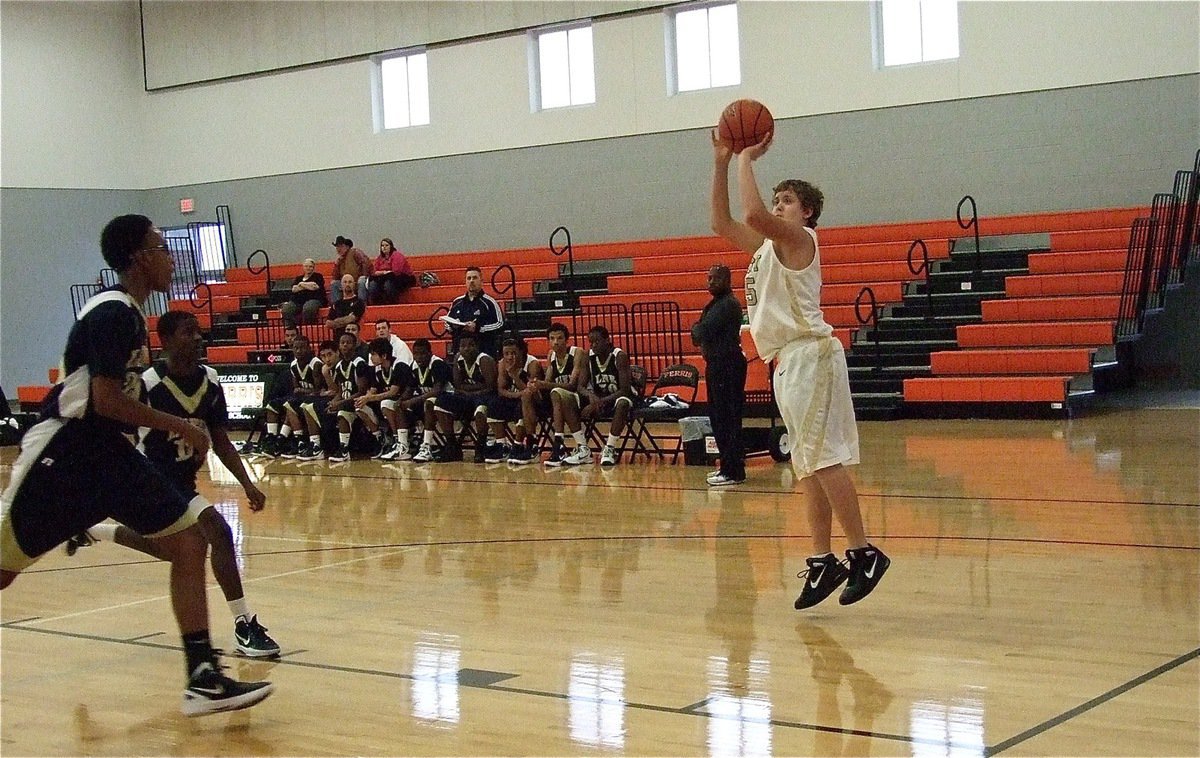 Image: Italy’s Bailey Walton(15) shoots from the wing over a pair of Lions.