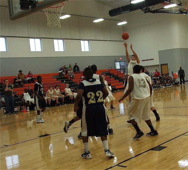 Image: Tyler Anderson(11) rises and shoots for Italy.