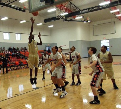 Image: Tyvion Copeland(4) gets an easy bucket against the Yellow Jackets.