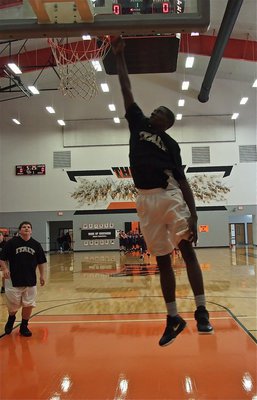 Image: Tyvion Copeland dunks before the JV Championship game between Italy and the Red Oak Life Mustangs.