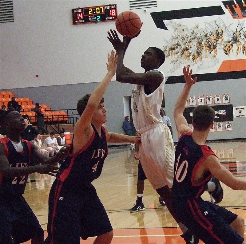 Image: Italy’s Tyvion Copeland(4) leans in for a bucket.