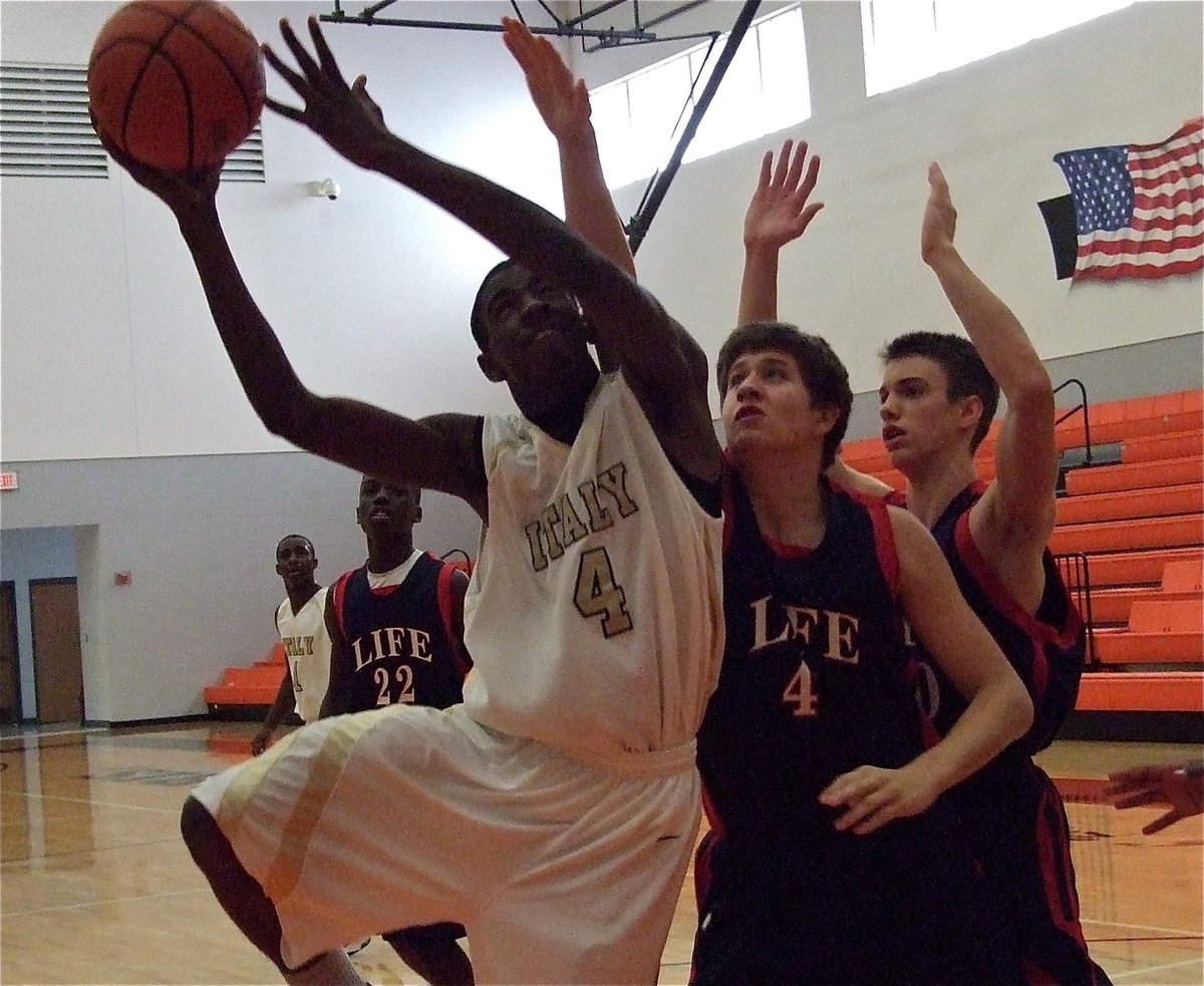 Image: Tyvion Copeland(4) works his way to the basket.