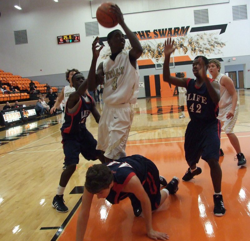 Image: The Mustang defense tries to corral Tyvion Copeland(4).