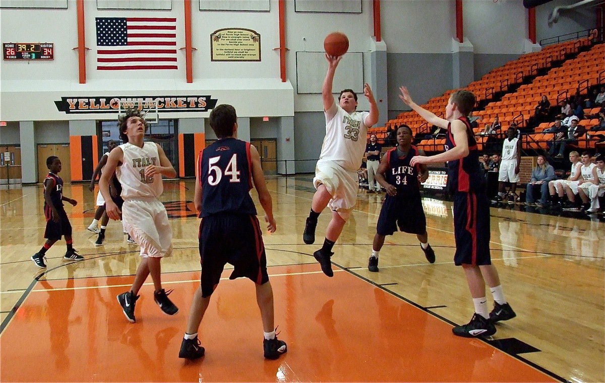 Image: Italy’s John Byers(33) scores a runner over the Mustangs.