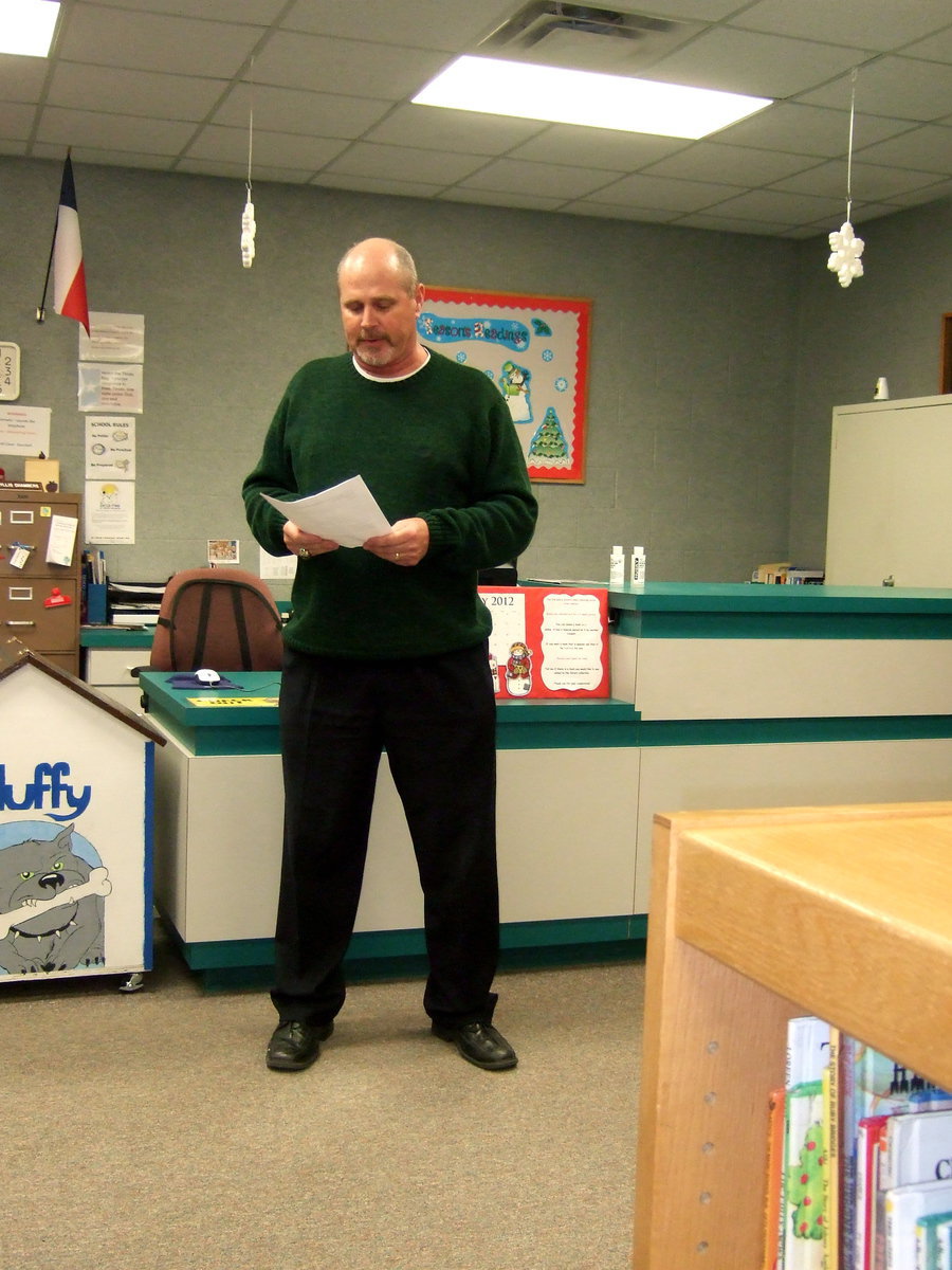 Image: Superintendent Clingenpeel quiets the crowd and opens the floor for people to share their memories of Lorene.