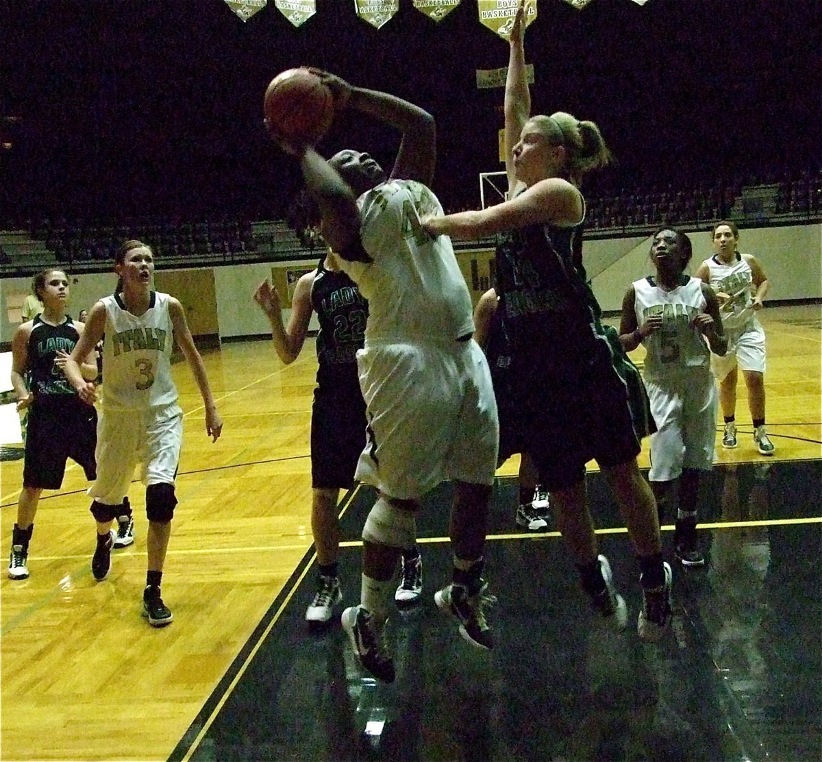 Image: Jimesha Reed(40) scores inside for the Lady Gladiators against Rio Vista.