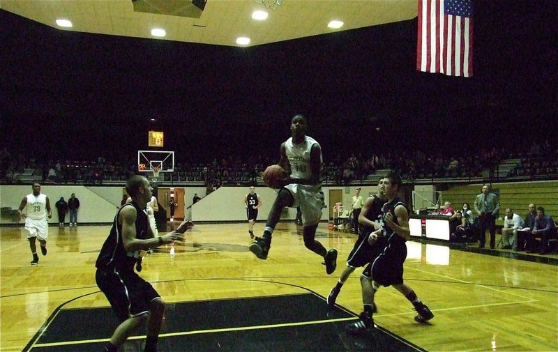 Image: Italy Gladiator Devonta Simmons(10) takes flight toward the rim.