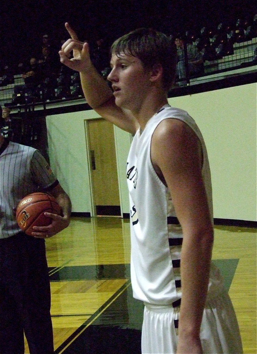 Image: Italy’s Jase Holden(3) calls the inbound play.