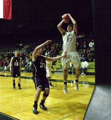 Image: Italy’s Cole Hopkins(21) takes the jumper against Grandview.