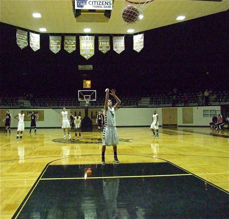 Image: Putting in a technical free throw is Italy’s Jase Holden(3).