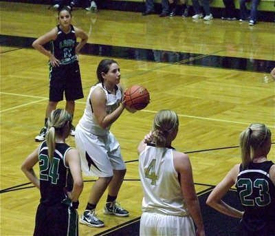 Image: Alyssa Richards(24) at the line for the Lady Gladiators.