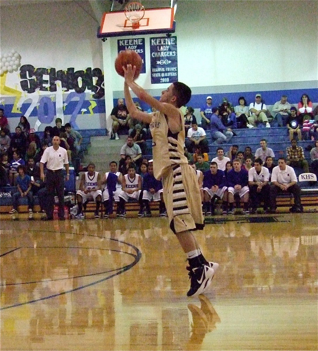 Image: Italy Gladiator Caden Jacinto shoots a three-pointer against Keene.