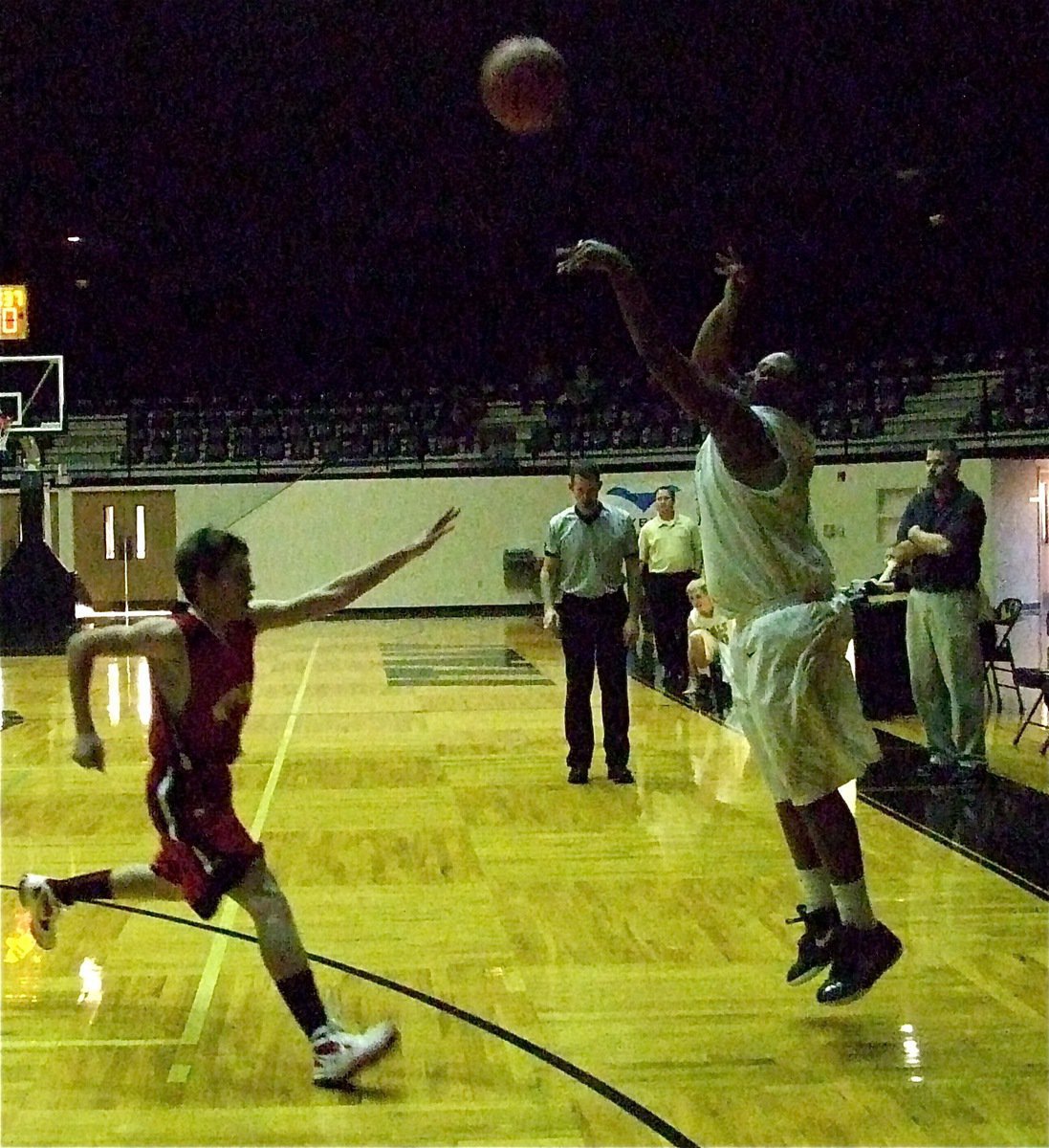 Image: There’s that trademark three-ball again as Darol Mayberry(13) dares Maypearl to cross the line.