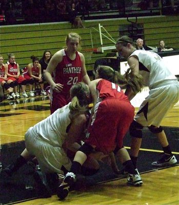 Image: Lady Gladiators Jaclynn Lewis(4) and Kaitlyn Rossa(3) battle for the loose ball against Maypearl.