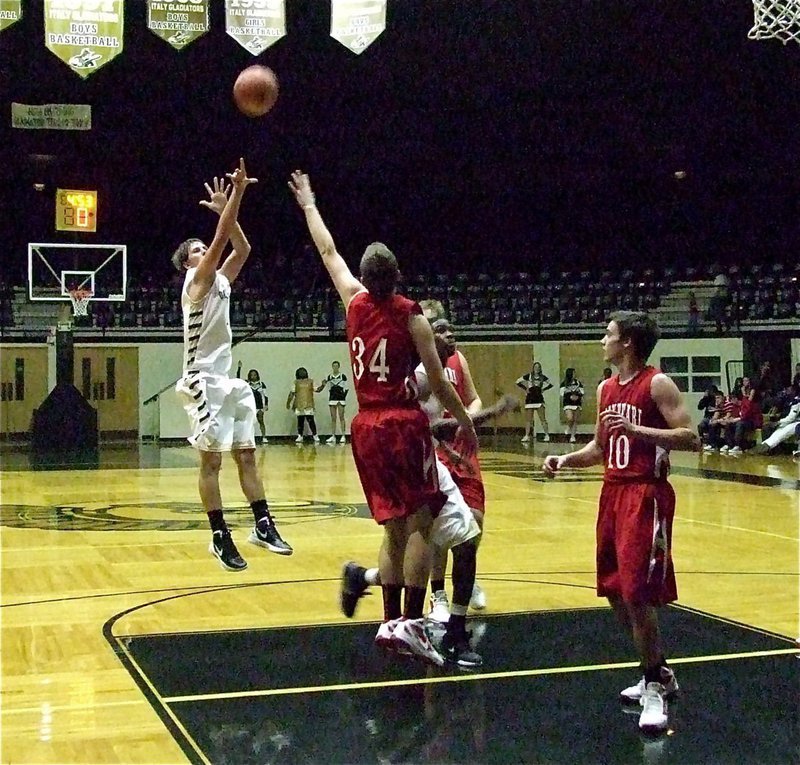 Image: Gladiator Jase Holden pulls up for a jumper against Maypearl.