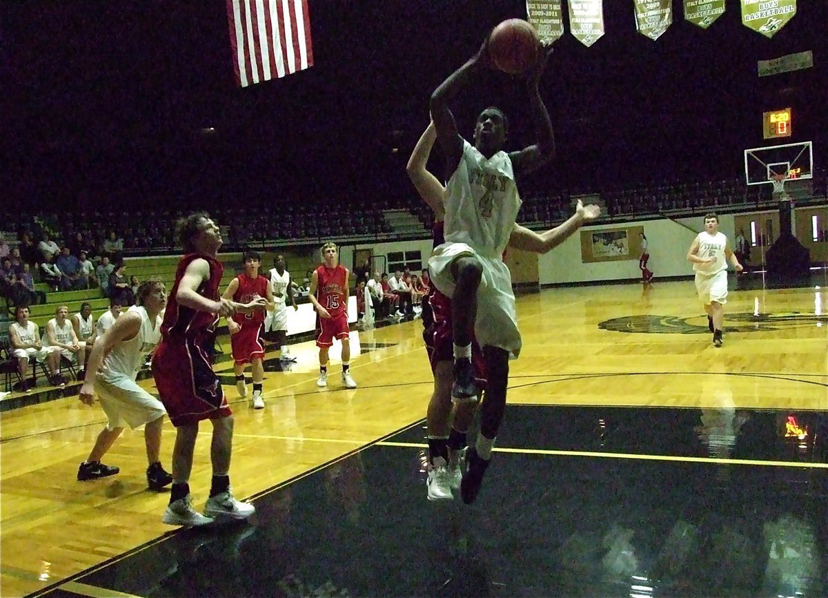 Image: Italy’s Tyvion Copeland(4) gets to the rim against the JV Horns.