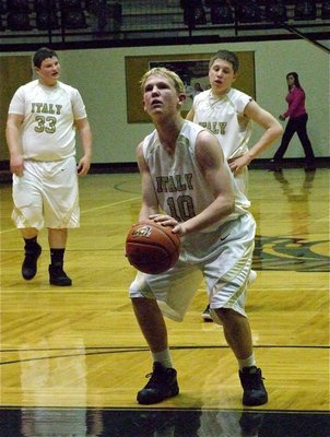 Image: Cody Boyd(10) goes to the line while branding his mark on Italy’s JV game against the Axtell Longhorns.