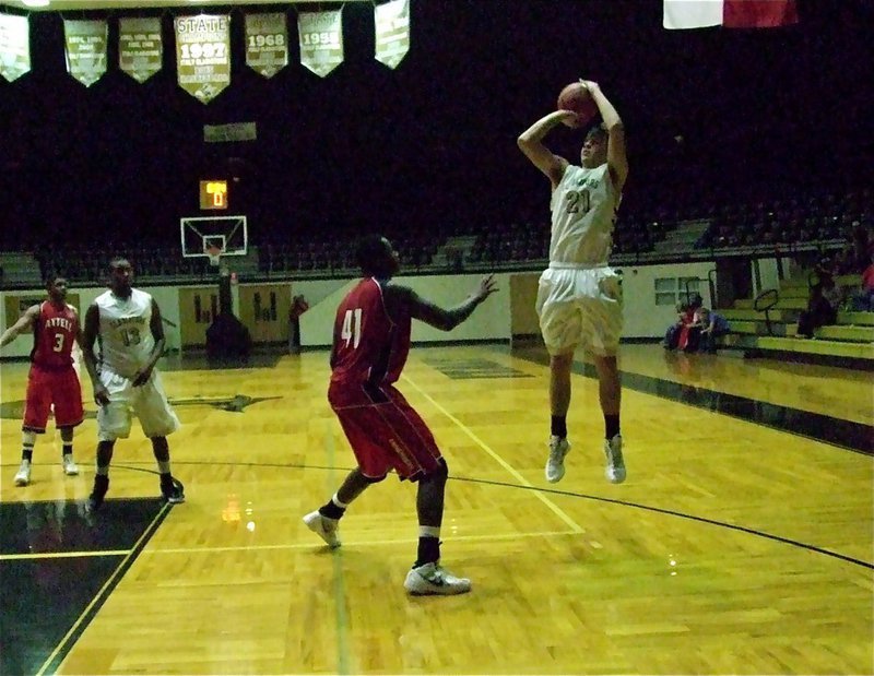 Image: Italy’s Cole Hopkins(21) gets an open look at a jumper against Axtell.