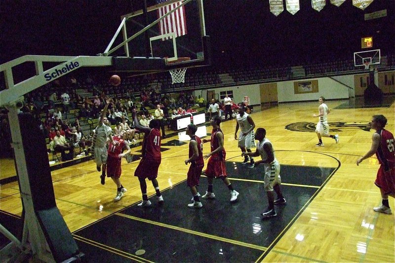 Image: Gladiator Caden Jacinto(2) lofts in a 2-pointer over the Longhorn defense.