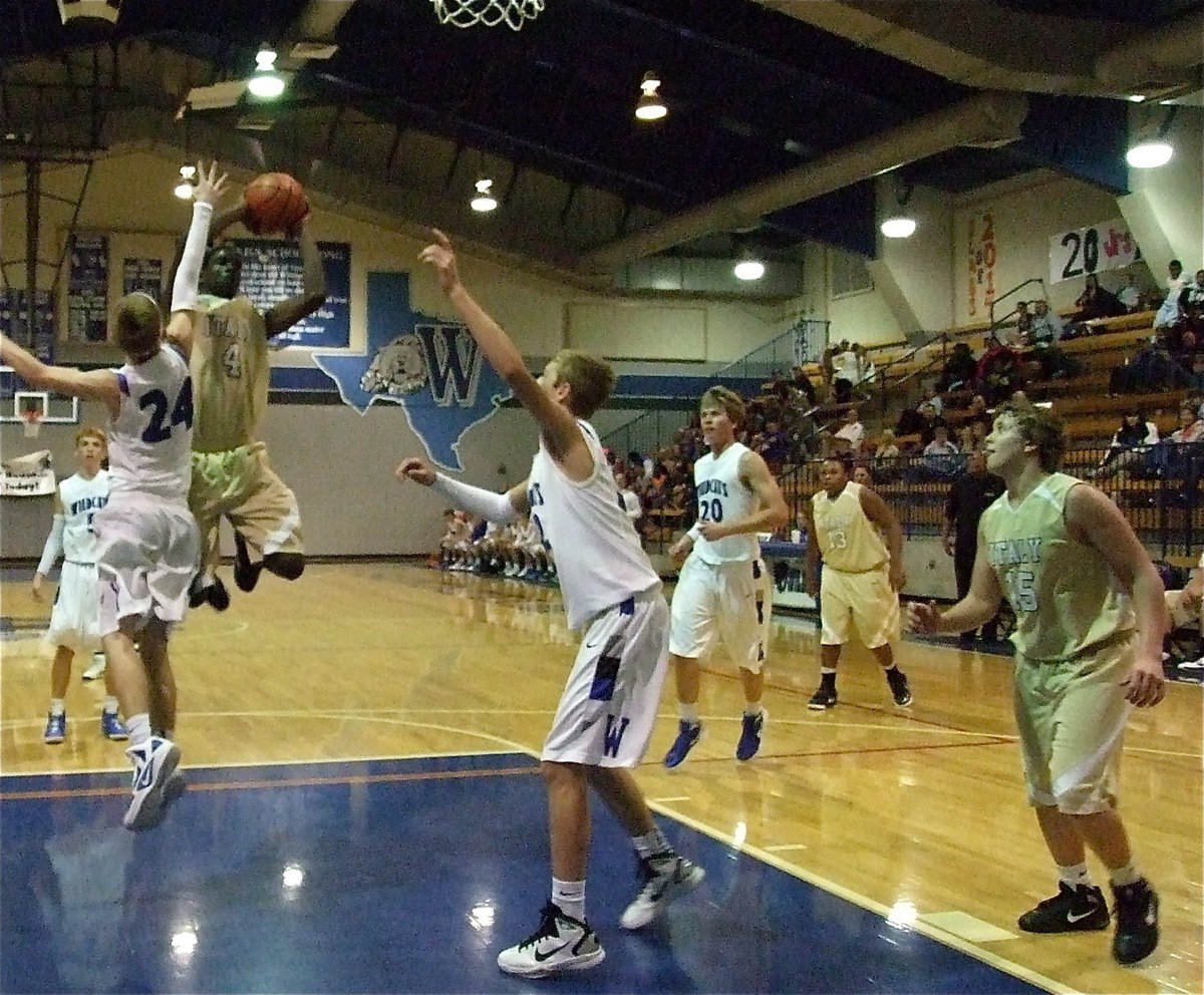 Image: Tyvion Copeland(4) leaks into the paint during the storm.