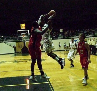 Image: Gladiator Larry Mayberry, Jr.(13) shows his athleticism to get the score against Axtell.