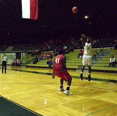 Image: Gladiator Devonta Simmons(10) hits the open shot over Axtell.