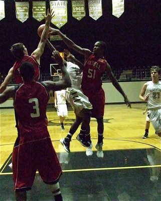 Image: Sophomore Gladiator Eric Carson(12) attacks the beef of the Longhorn lineup.