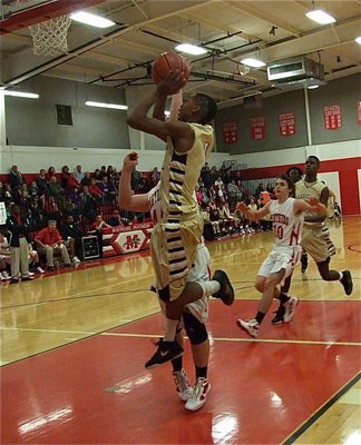 Image: Gladiator Trevon Robertson(1) gets to the basket against Maypearl.