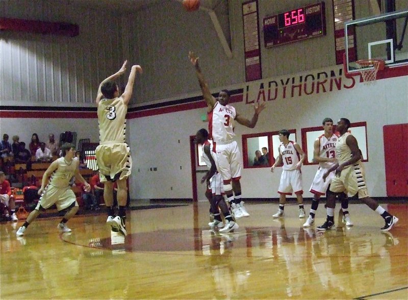 Image: Gladiator point guard Jase Holden(3) fires a jumper against the Axtell Longhorns.