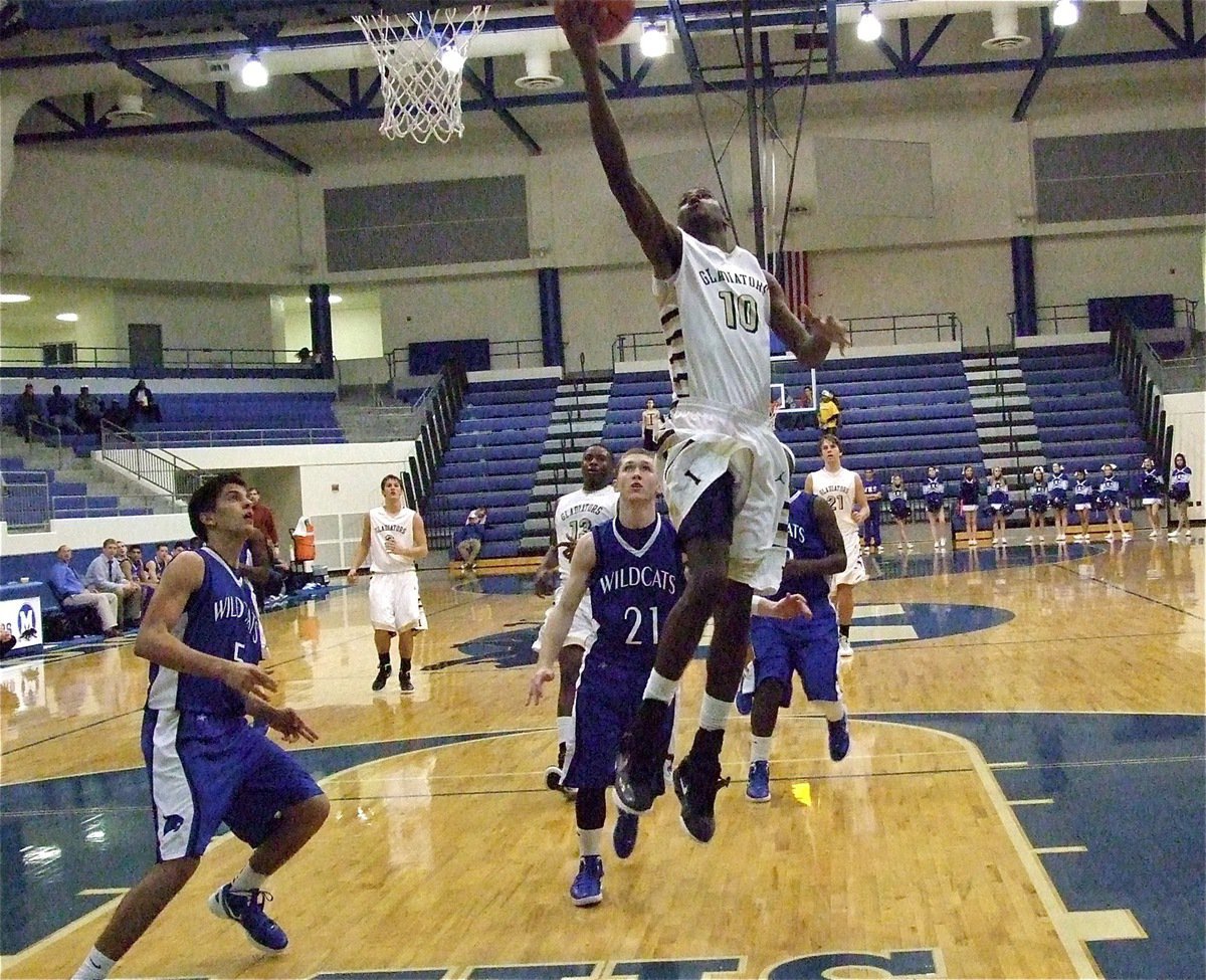 Image: Devonta Simmons(10) goes strong to the rack for Italy.