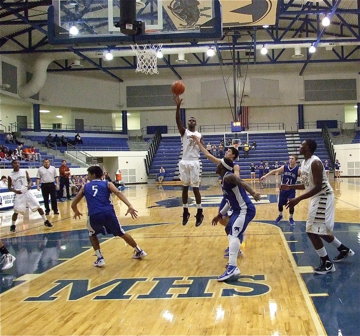 Image: Gladiator Devonta Simmons(10) gets a look inside the paint.