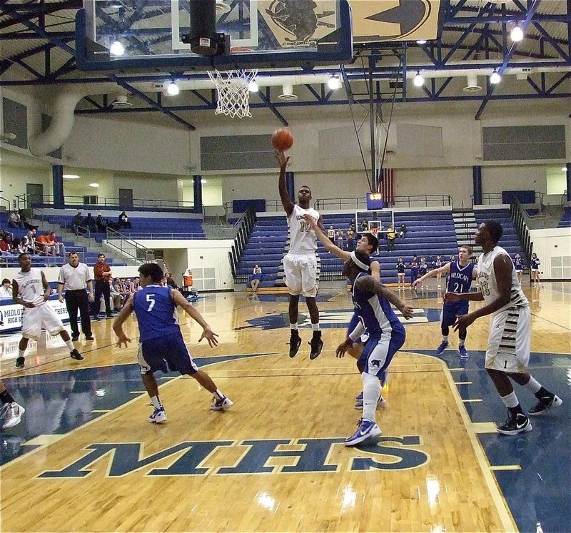 Image: Gladiator Devonta Simmons(10) gets a look inside the paint.