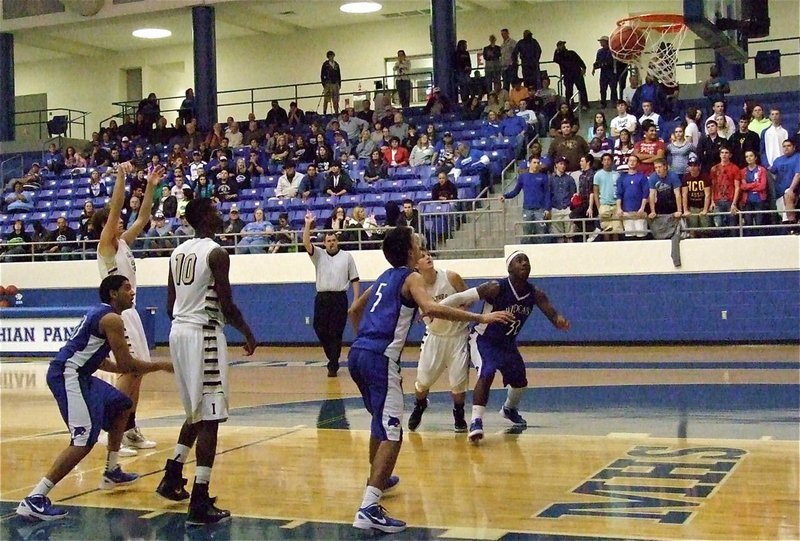 Image: Cole Hopkins(21) puts in a pair of free-throws for Italy.