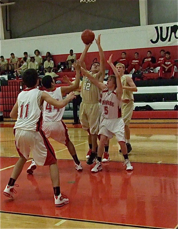 Image: Italy’s Chace McGinnis(12) scores in traffic against Maypearl’s defense.