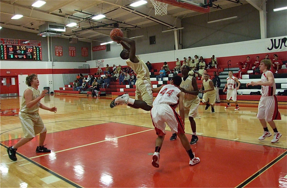 Image: Italy’s Marvin Cox(1) floats in for a layup.