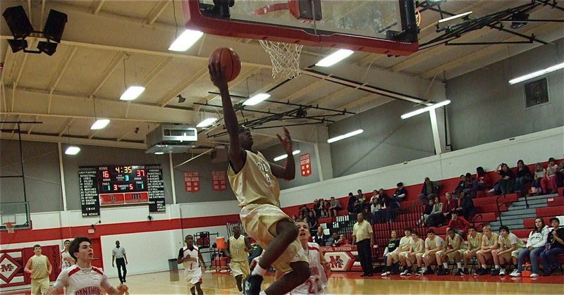 Image: Italy’s Tyvion Copeland(4) completes the fast break against Maypearl.